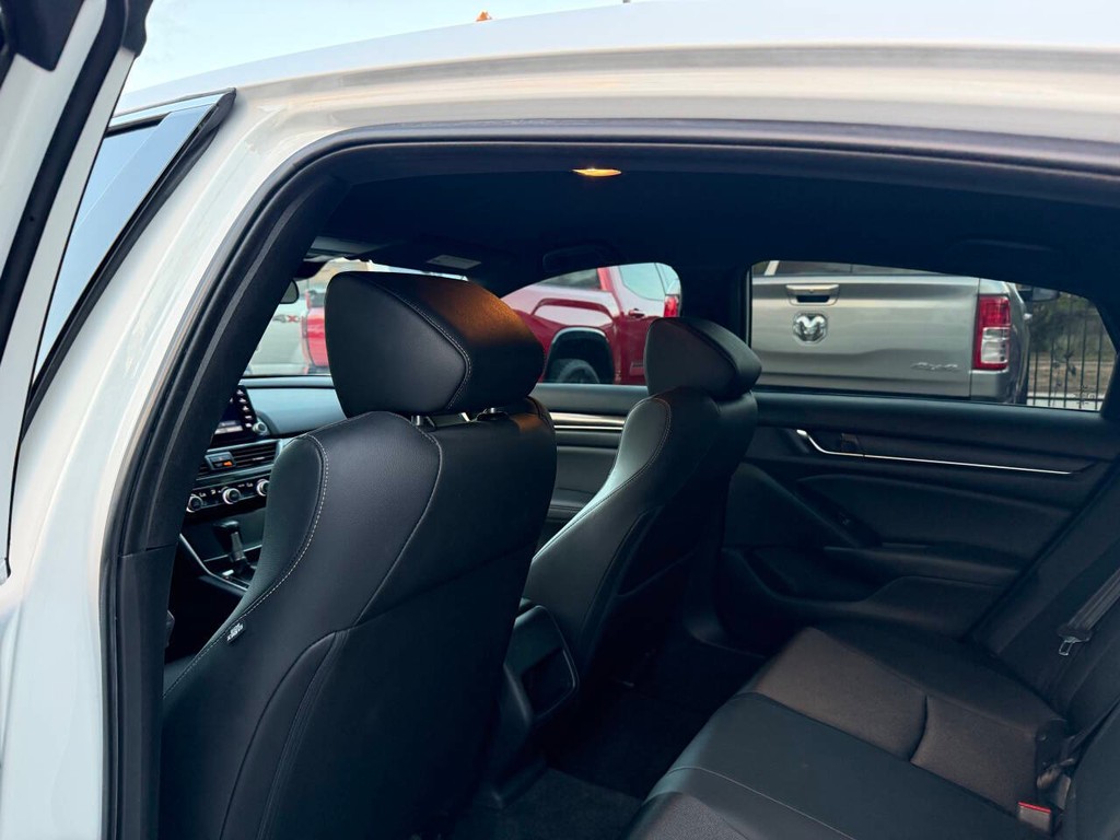 Honda Accord Sedan Vehicle Full-screen Gallery Image 12