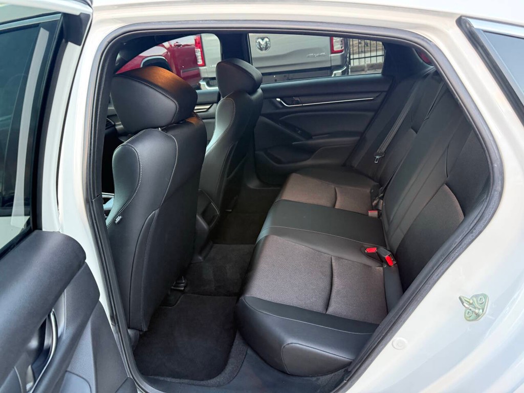 Honda Accord Sedan Vehicle Full-screen Gallery Image 13