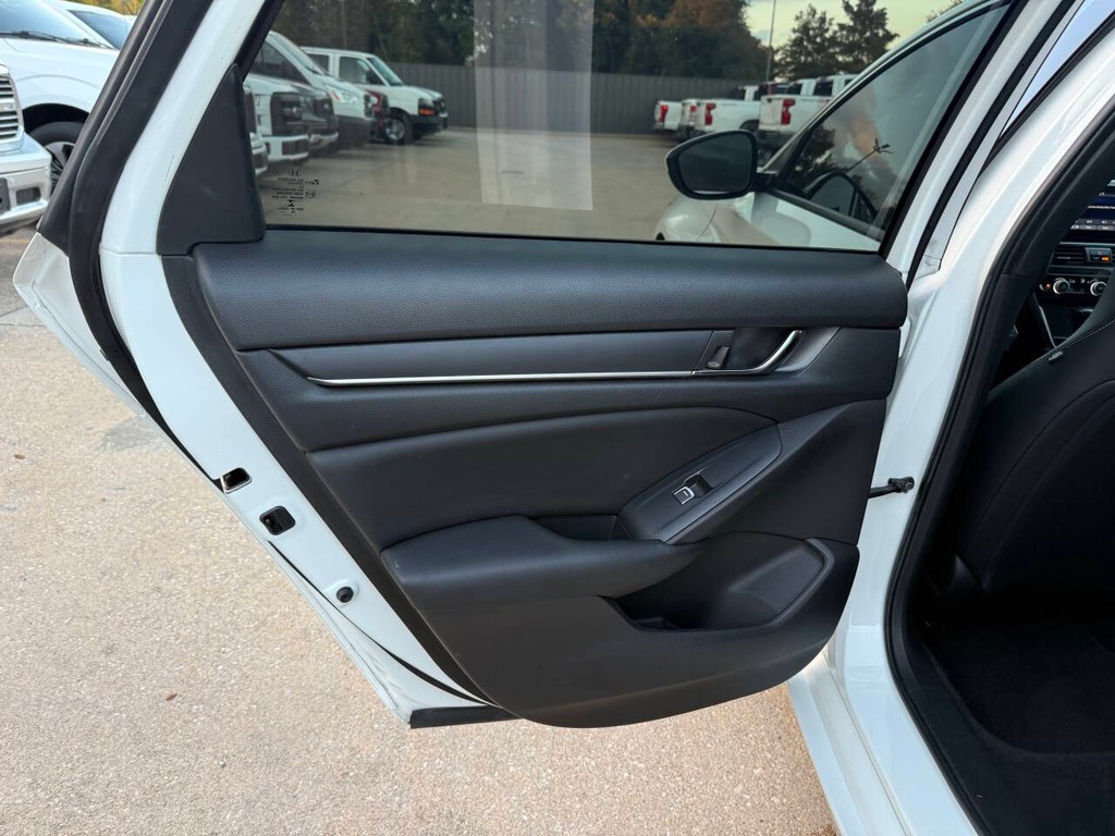 Honda Accord Sedan Vehicle Full-screen Gallery Image 14