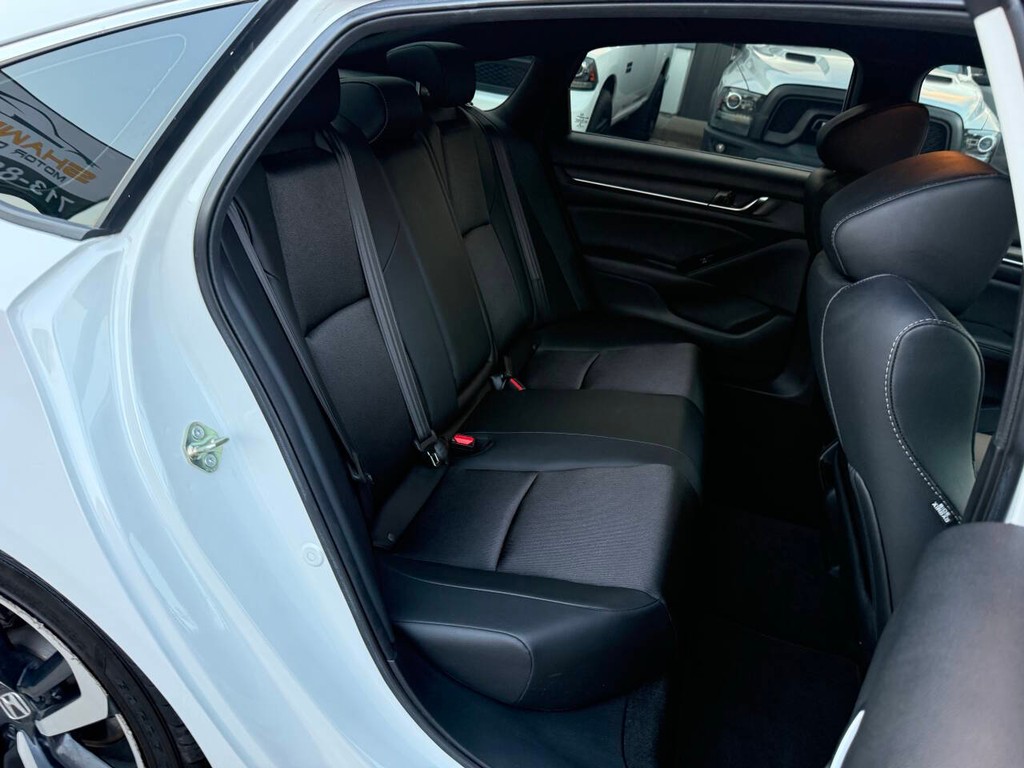 Honda Accord Sedan Vehicle Full-screen Gallery Image 15