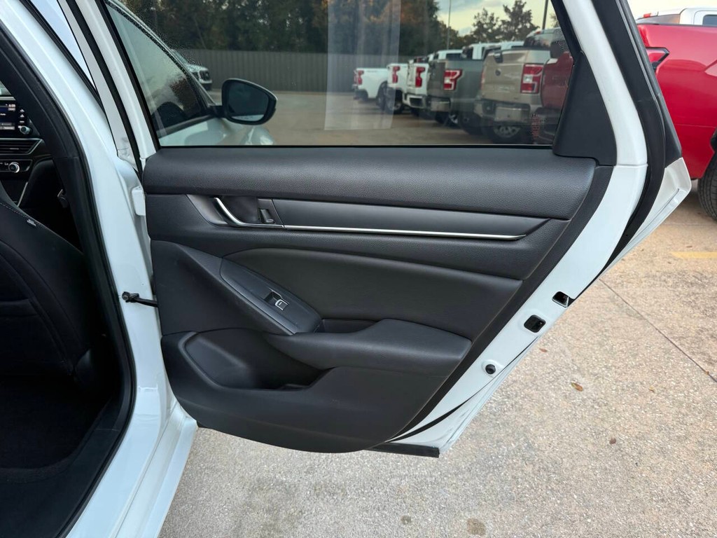 Honda Accord Sedan Vehicle Full-screen Gallery Image 16