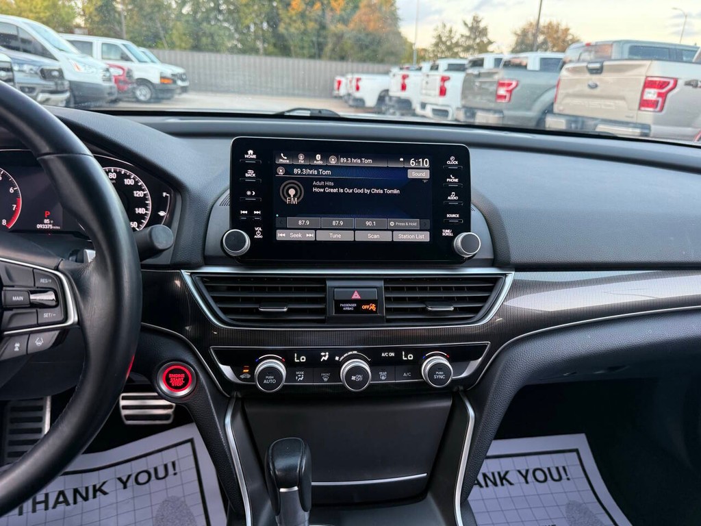 Honda Accord Sedan Vehicle Full-screen Gallery Image 24