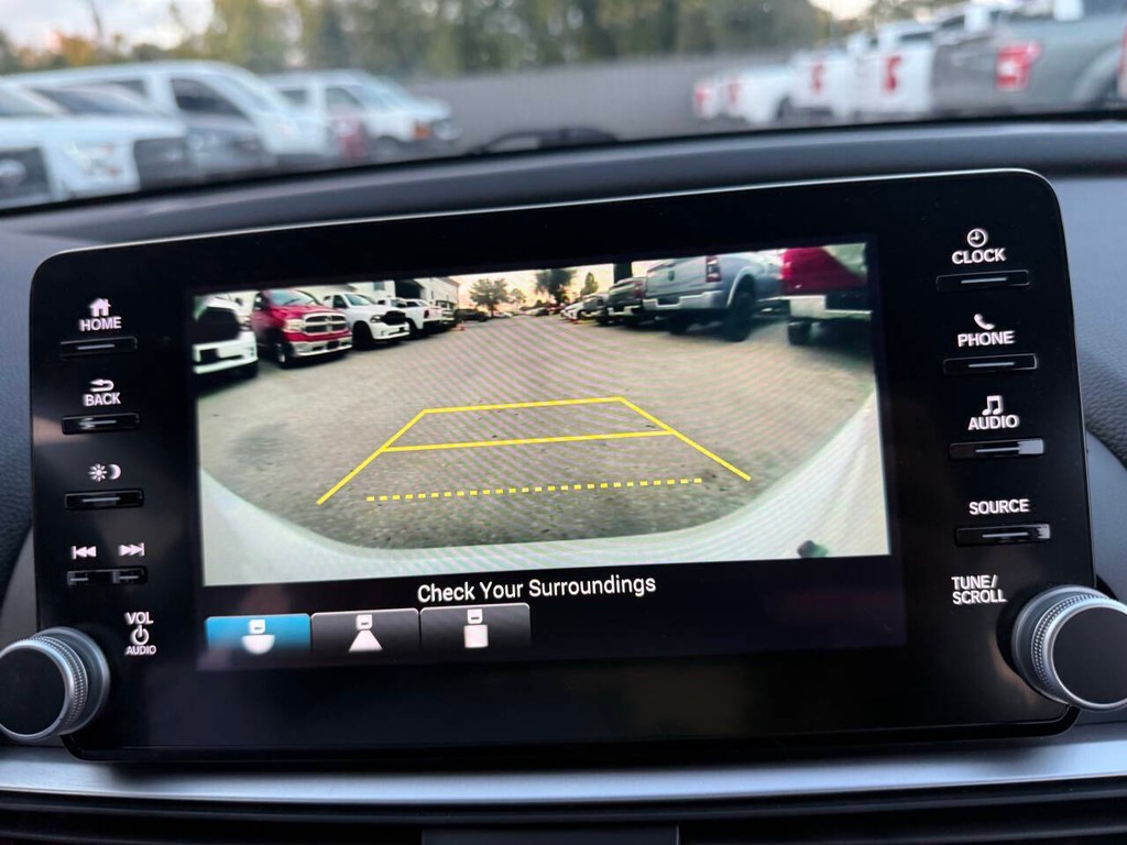 Honda Accord Sedan Vehicle Full-screen Gallery Image 26