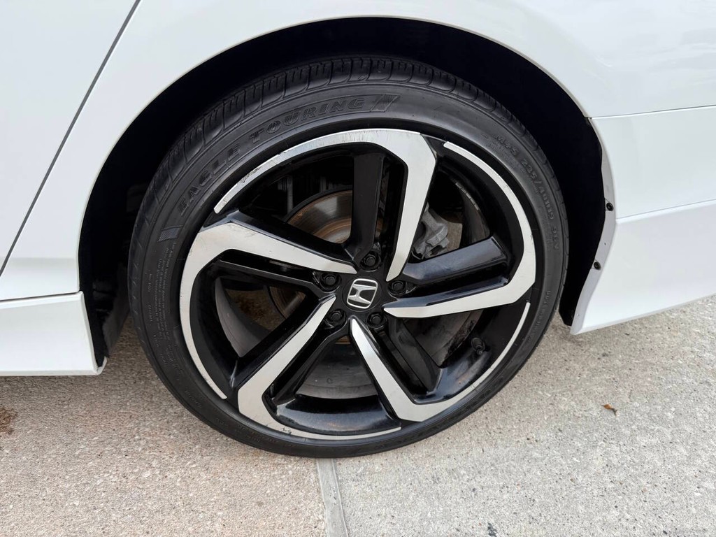 Honda Accord Sedan Vehicle Full-screen Gallery Image 34