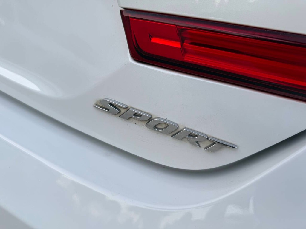 Honda Accord Sedan Vehicle Full-screen Gallery Image 37