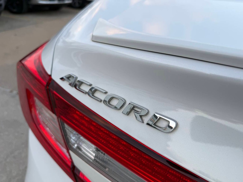 Honda Accord Sedan Vehicle Full-screen Gallery Image 38