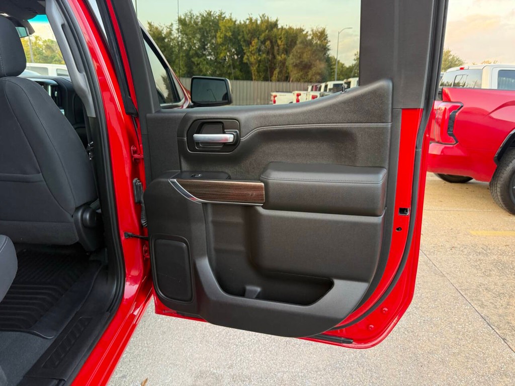 Chevrolet Silverado 1500 Vehicle Full-screen Gallery Image 16