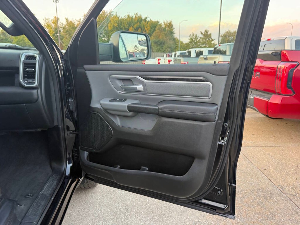 Ram 1500 Vehicle Full-screen Gallery Image 11