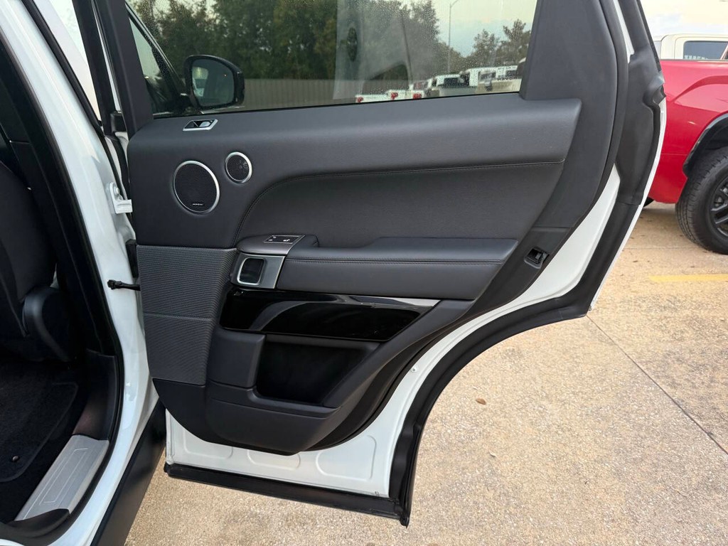 Land Rover Range Rover Sport Vehicle Full-screen Gallery Image 17