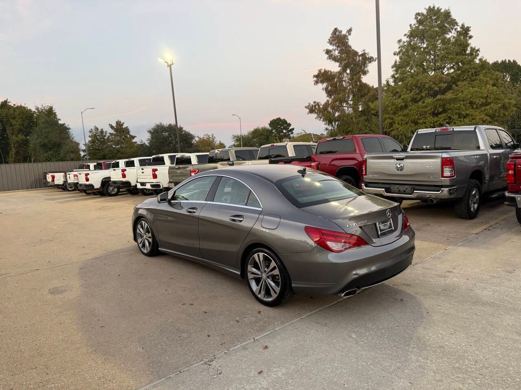 Mercedes-Benz CLA Vehicle Full-screen Gallery Image 04