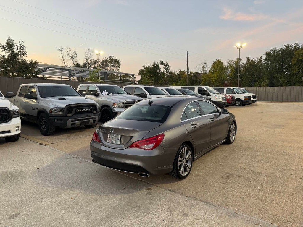 Mercedes-Benz CLA Vehicle Full-screen Gallery Image 05