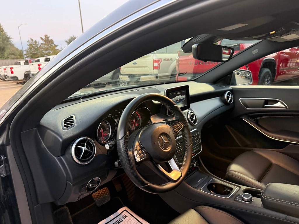 Mercedes-Benz CLA Vehicle Full-screen Gallery Image 06