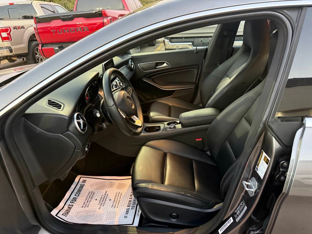 Mercedes-Benz CLA Vehicle Full-screen Gallery Image 07