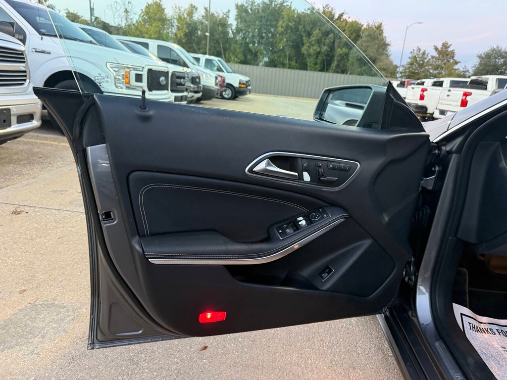 Mercedes-Benz CLA Vehicle Full-screen Gallery Image 08