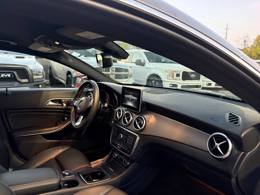 Mercedes-Benz CLA Vehicle Full-screen Gallery Image 09