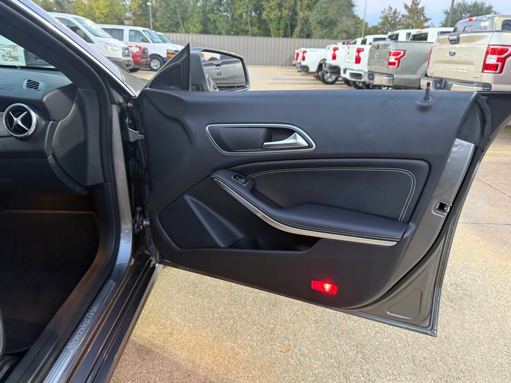 Mercedes-Benz CLA Vehicle Full-screen Gallery Image 11