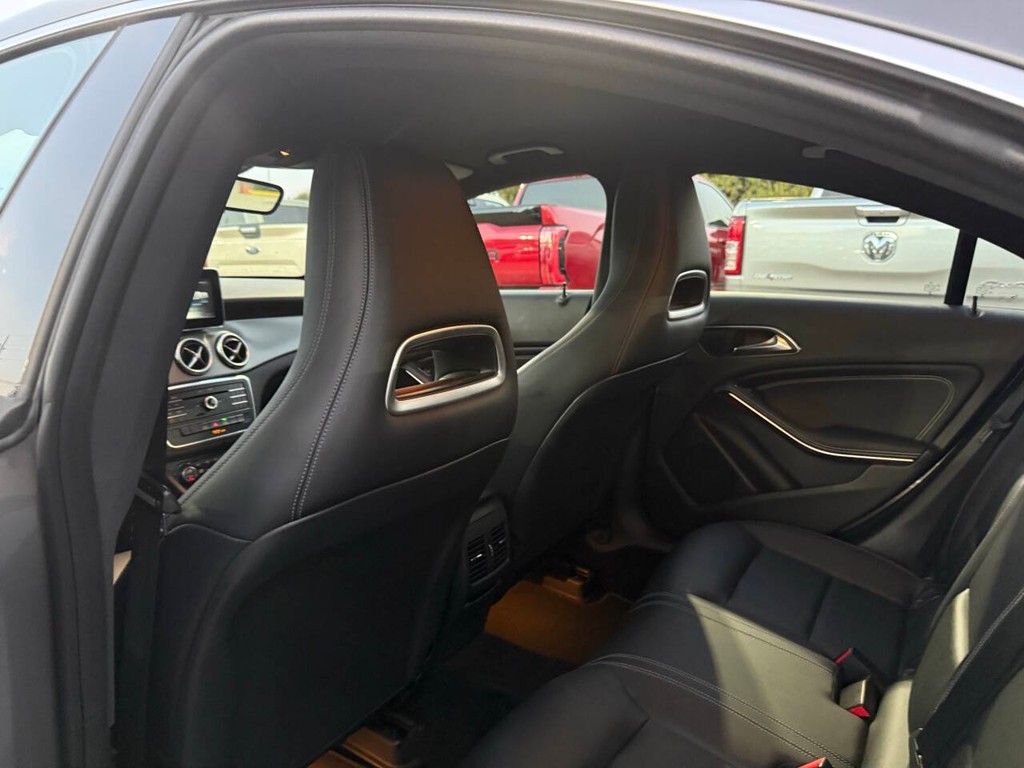 Mercedes-Benz CLA Vehicle Full-screen Gallery Image 12