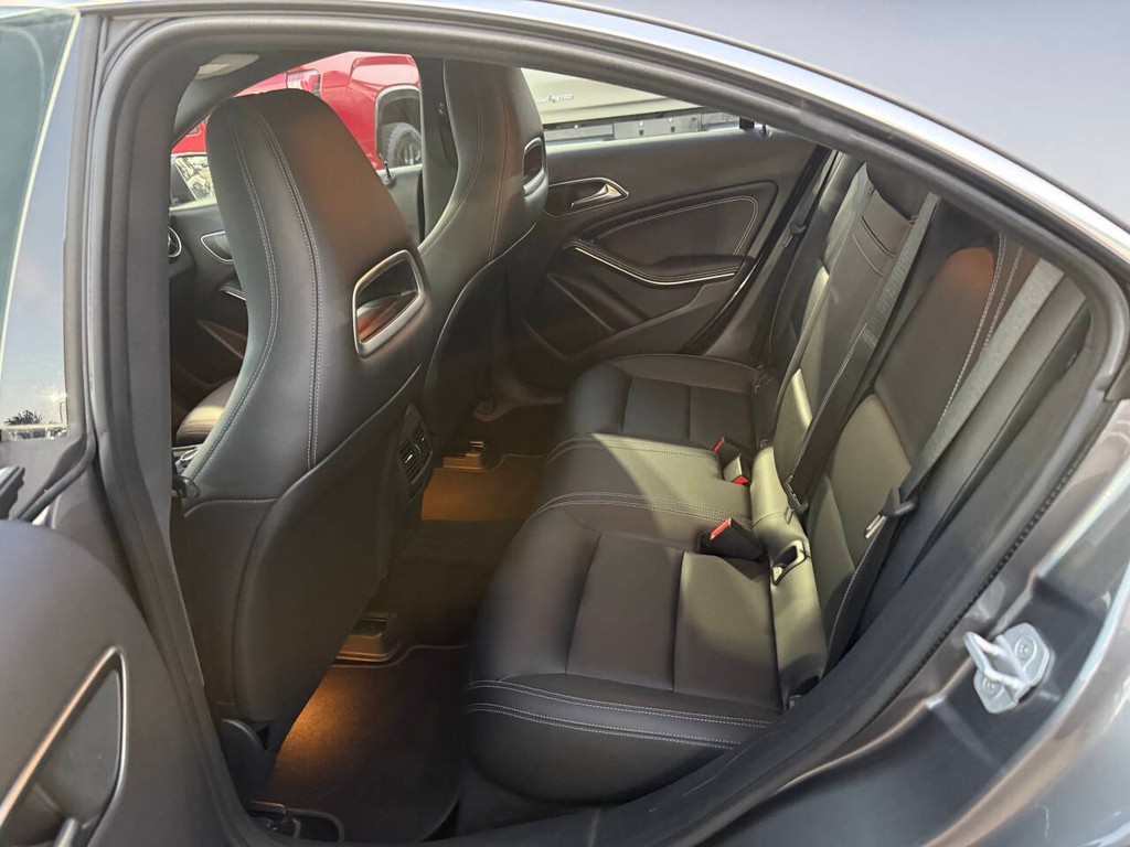 Mercedes-Benz CLA Vehicle Full-screen Gallery Image 13