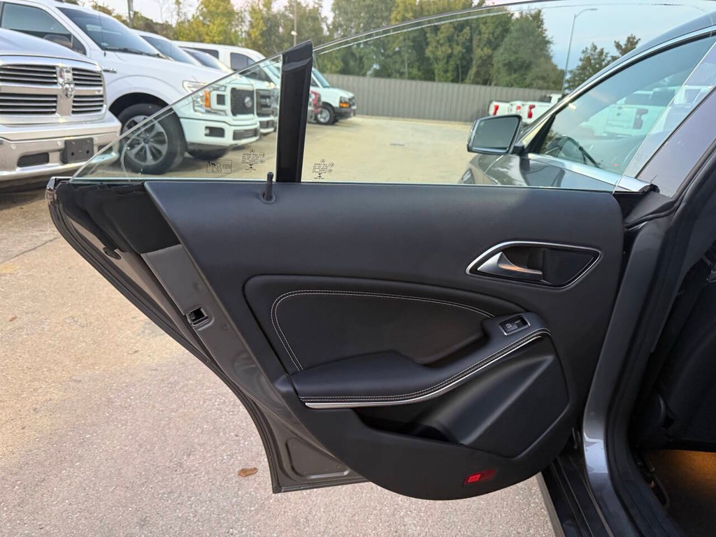 Mercedes-Benz CLA Vehicle Full-screen Gallery Image 14