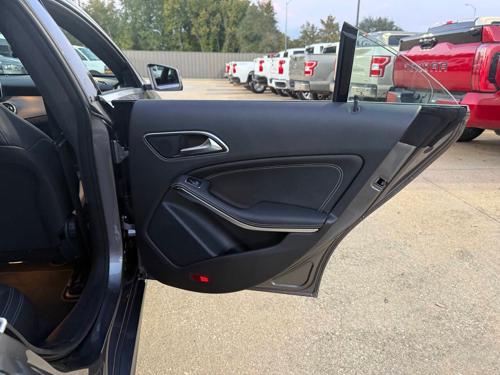 Mercedes-Benz CLA Vehicle Full-screen Gallery Image 16