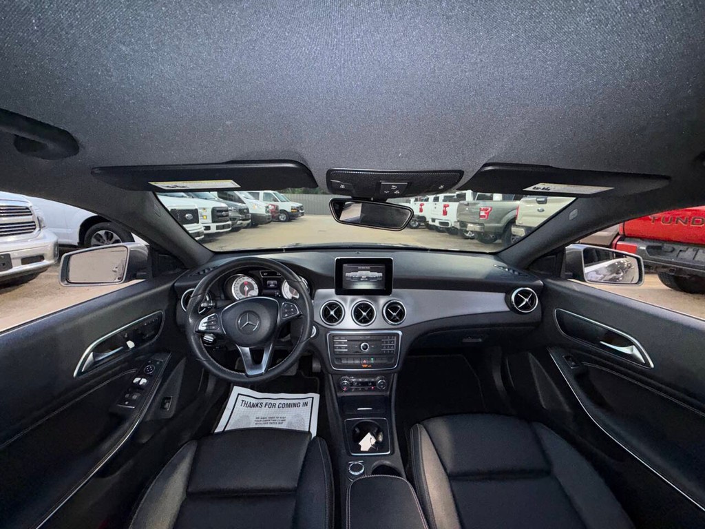 Mercedes-Benz CLA Vehicle Full-screen Gallery Image 18