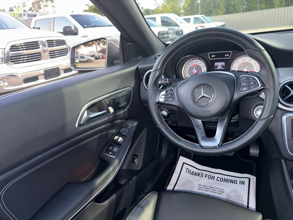 Mercedes-Benz CLA Vehicle Full-screen Gallery Image 19