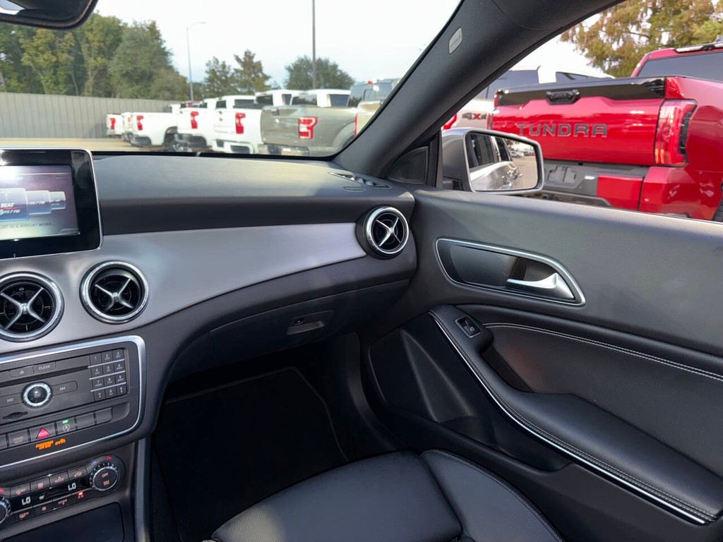 Mercedes-Benz CLA Vehicle Full-screen Gallery Image 20