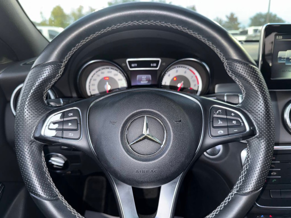 Mercedes-Benz CLA Vehicle Full-screen Gallery Image 23