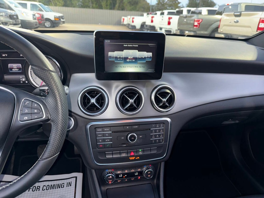 Mercedes-Benz CLA Vehicle Full-screen Gallery Image 24