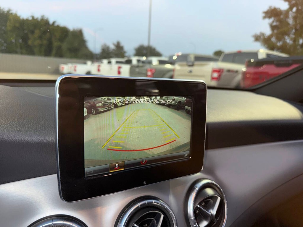 Mercedes-Benz CLA Vehicle Full-screen Gallery Image 26