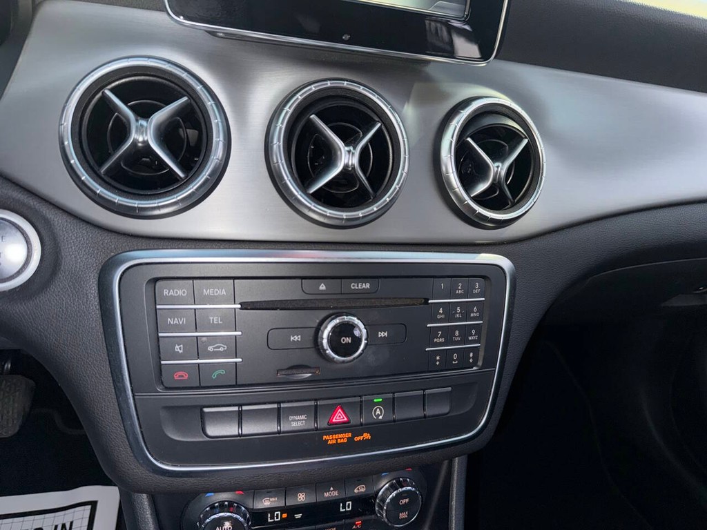 Mercedes-Benz CLA Vehicle Full-screen Gallery Image 27