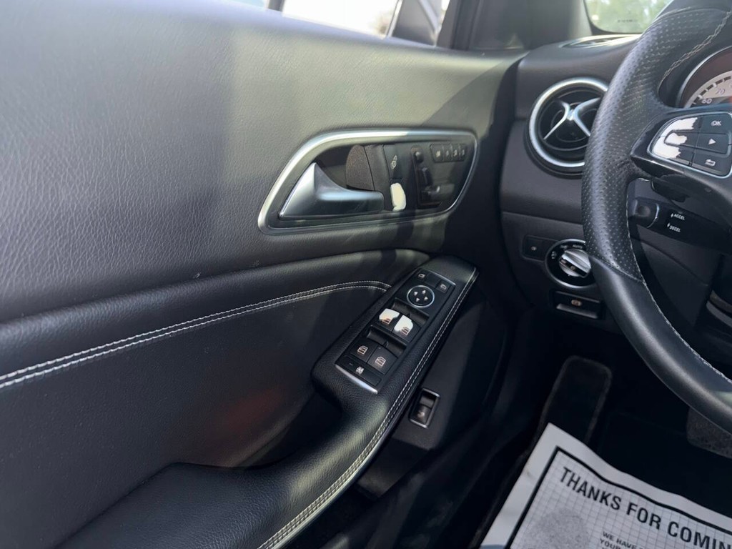 Mercedes-Benz CLA Vehicle Full-screen Gallery Image 30