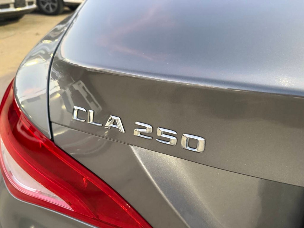 Mercedes-Benz CLA Vehicle Full-screen Gallery Image 38