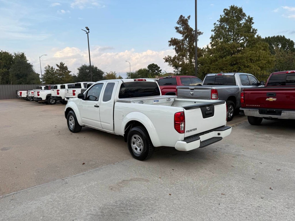 Nissan Frontier Vehicle Full-screen Gallery Image 04