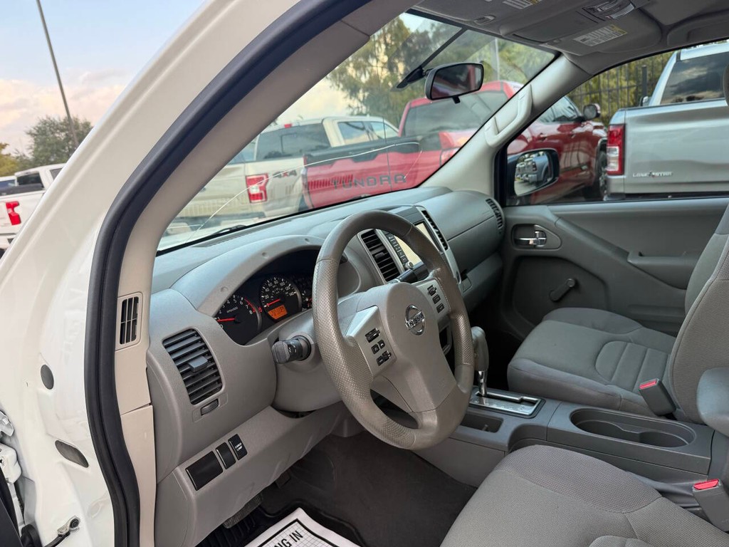 Nissan Frontier Vehicle Full-screen Gallery Image 06