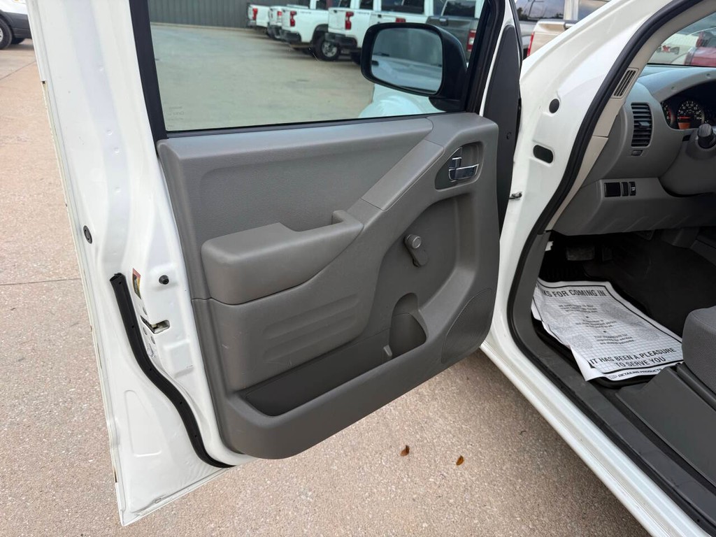 Nissan Frontier Vehicle Full-screen Gallery Image 08