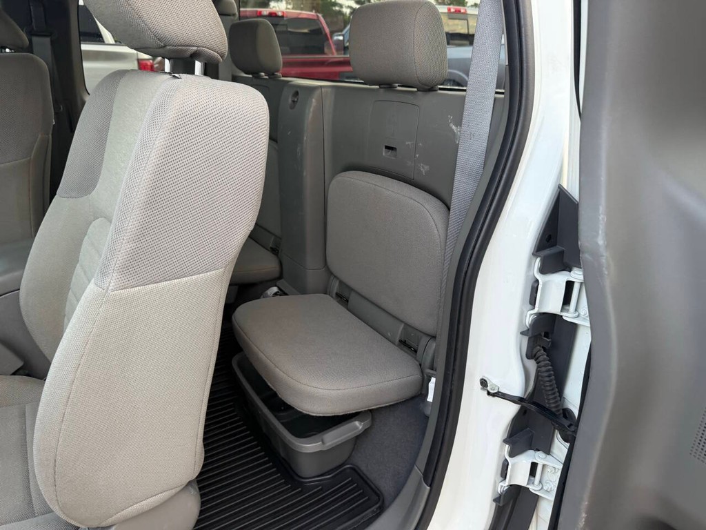 Nissan Frontier Vehicle Full-screen Gallery Image 09