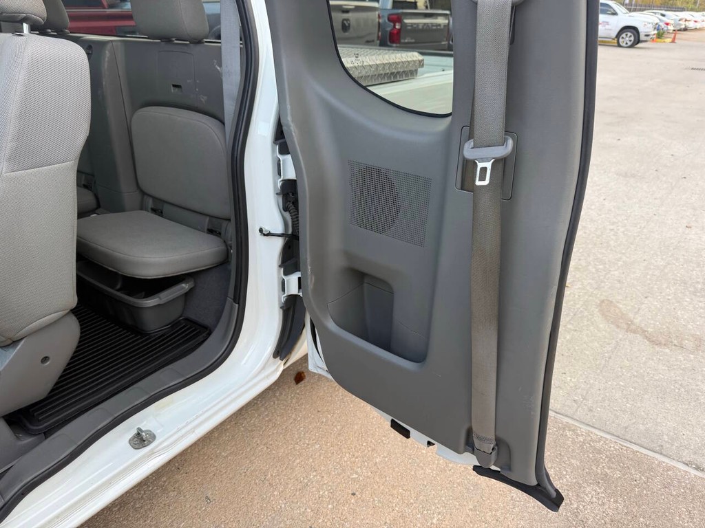 Nissan Frontier Vehicle Full-screen Gallery Image 10