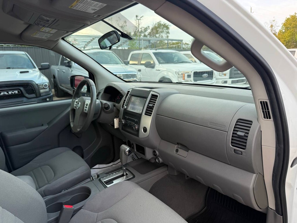 Nissan Frontier Vehicle Full-screen Gallery Image 11