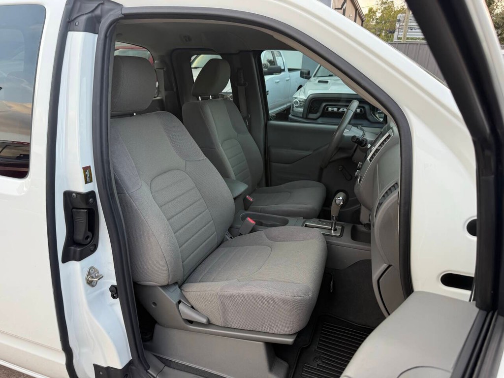 Nissan Frontier Vehicle Full-screen Gallery Image 12