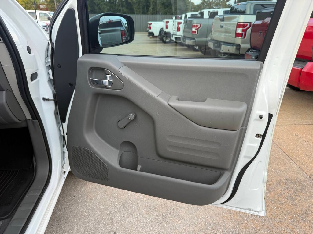 Nissan Frontier Vehicle Full-screen Gallery Image 13