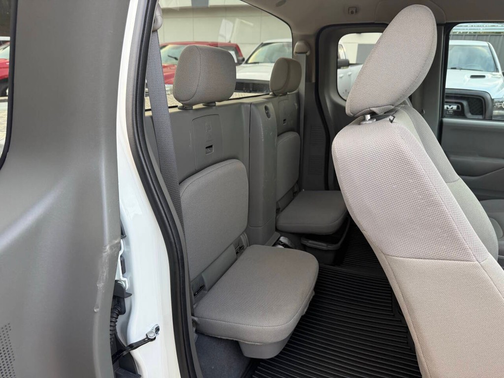 Nissan Frontier Vehicle Full-screen Gallery Image 14