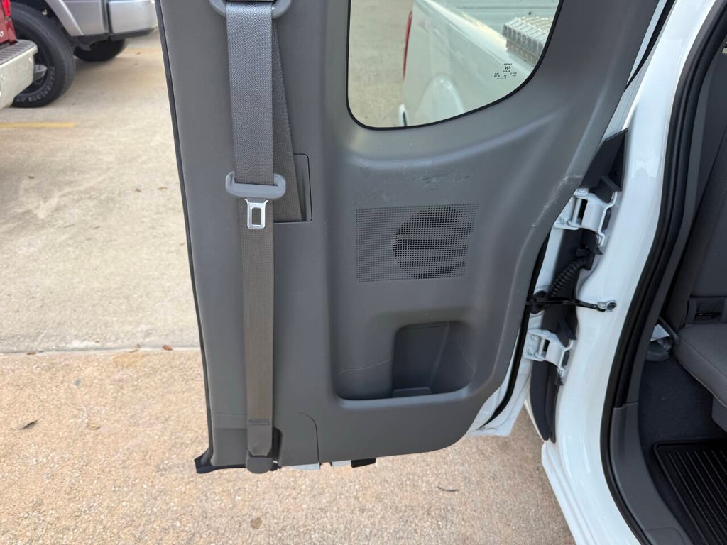 Nissan Frontier Vehicle Full-screen Gallery Image 15