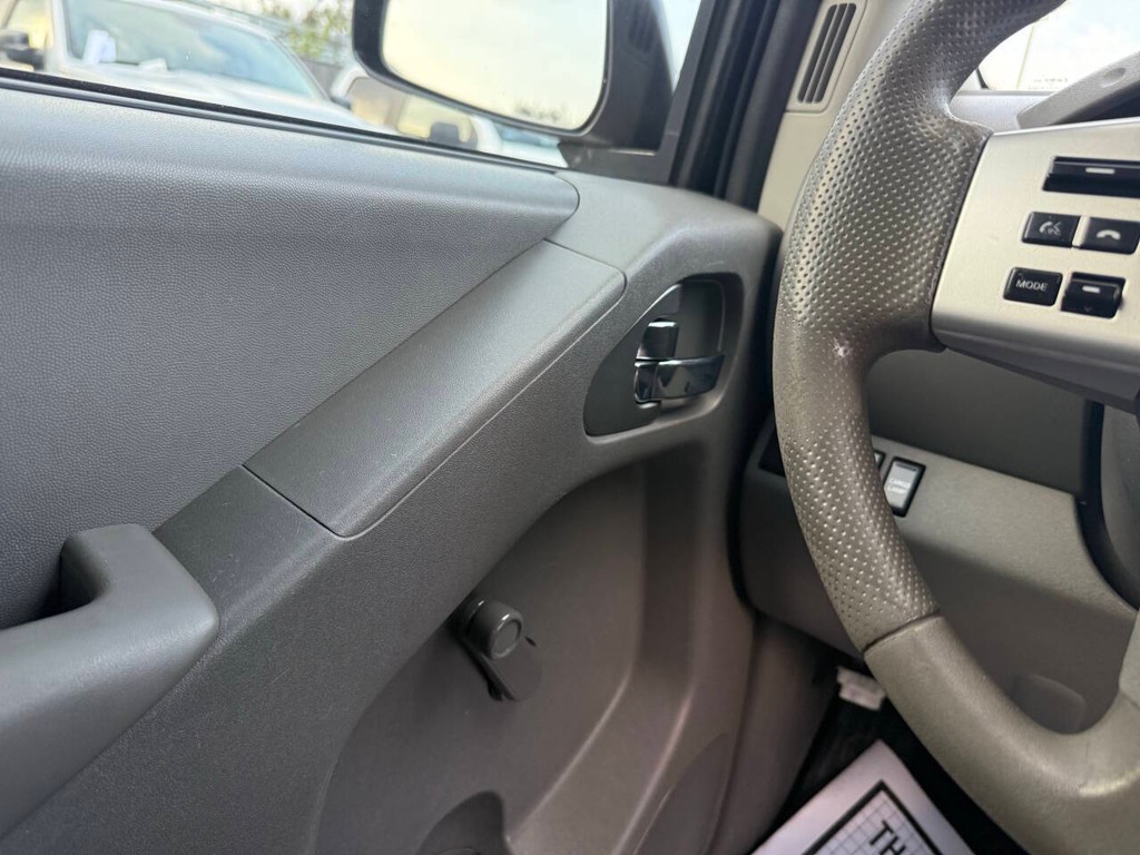 Nissan Frontier Vehicle Full-screen Gallery Image 29