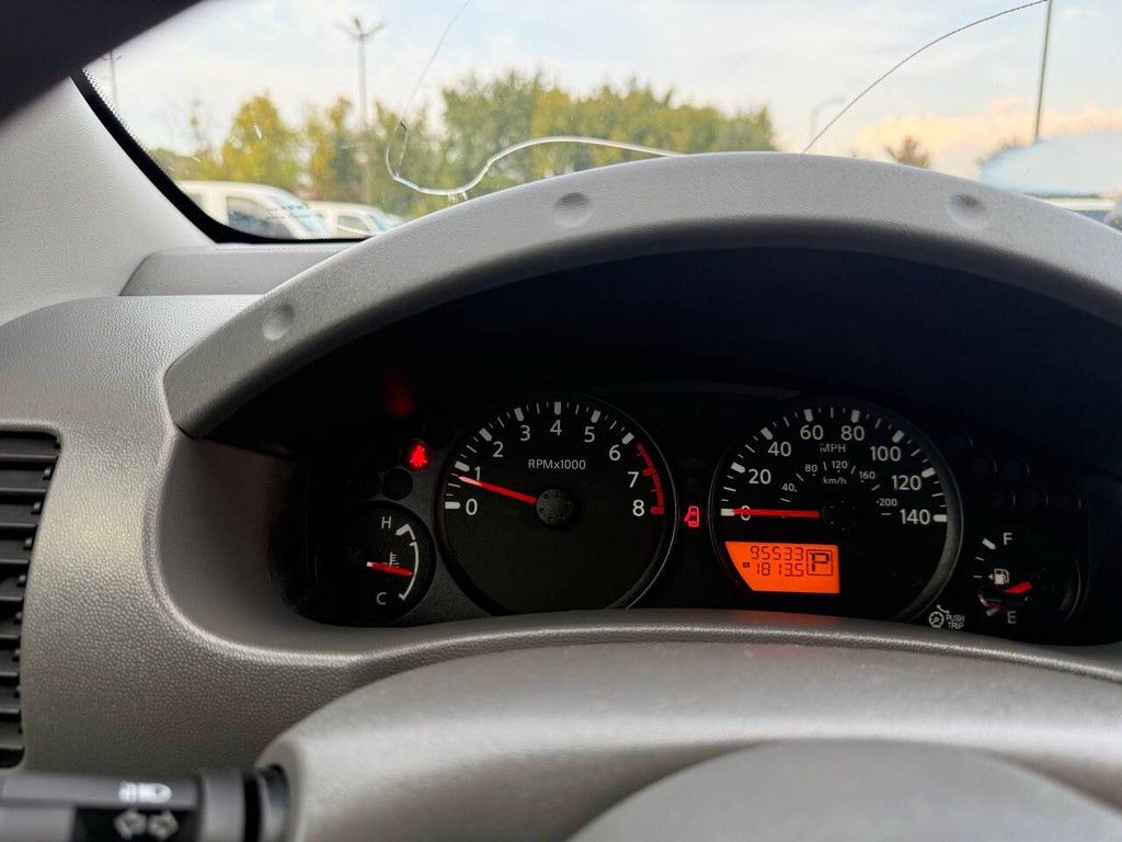 Nissan Frontier Vehicle Full-screen Gallery Image 30