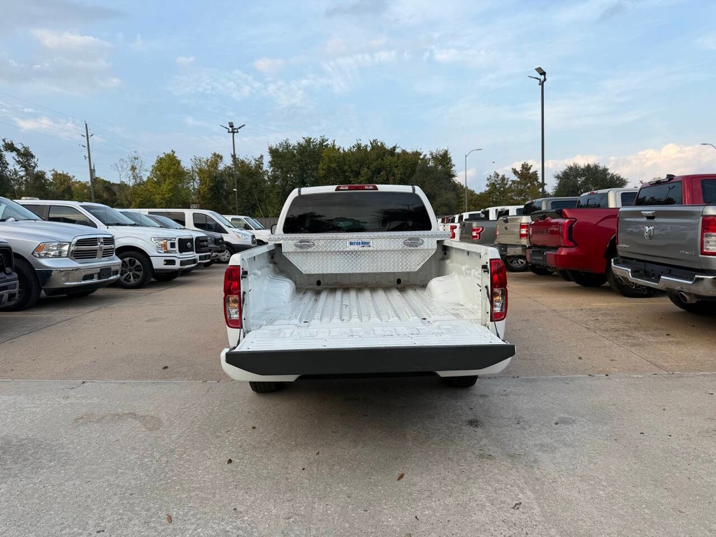 Nissan Frontier Vehicle Full-screen Gallery Image 35