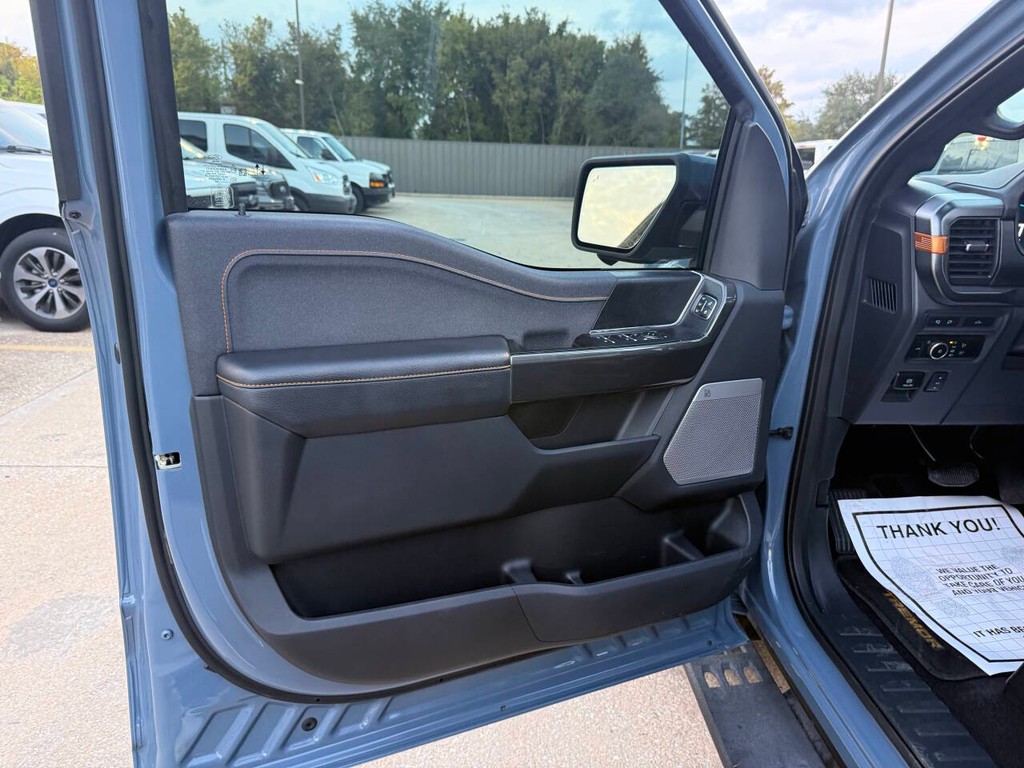 Ford F-150 Vehicle Full-screen Gallery Image 08