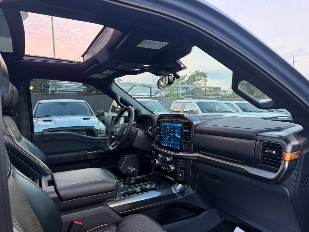 Ford F-150 Vehicle Full-screen Gallery Image 09