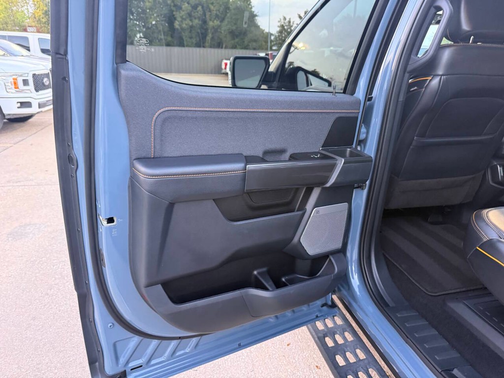 Ford F-150 Vehicle Full-screen Gallery Image 14