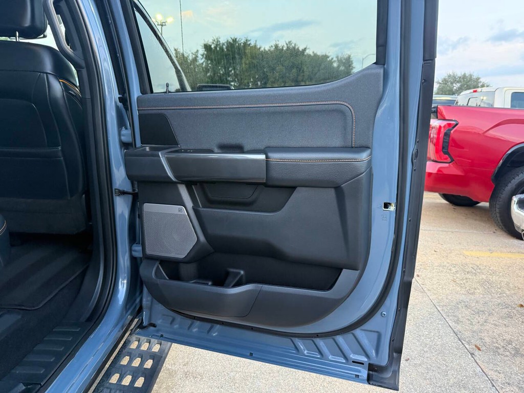 Ford F-150 Vehicle Full-screen Gallery Image 16